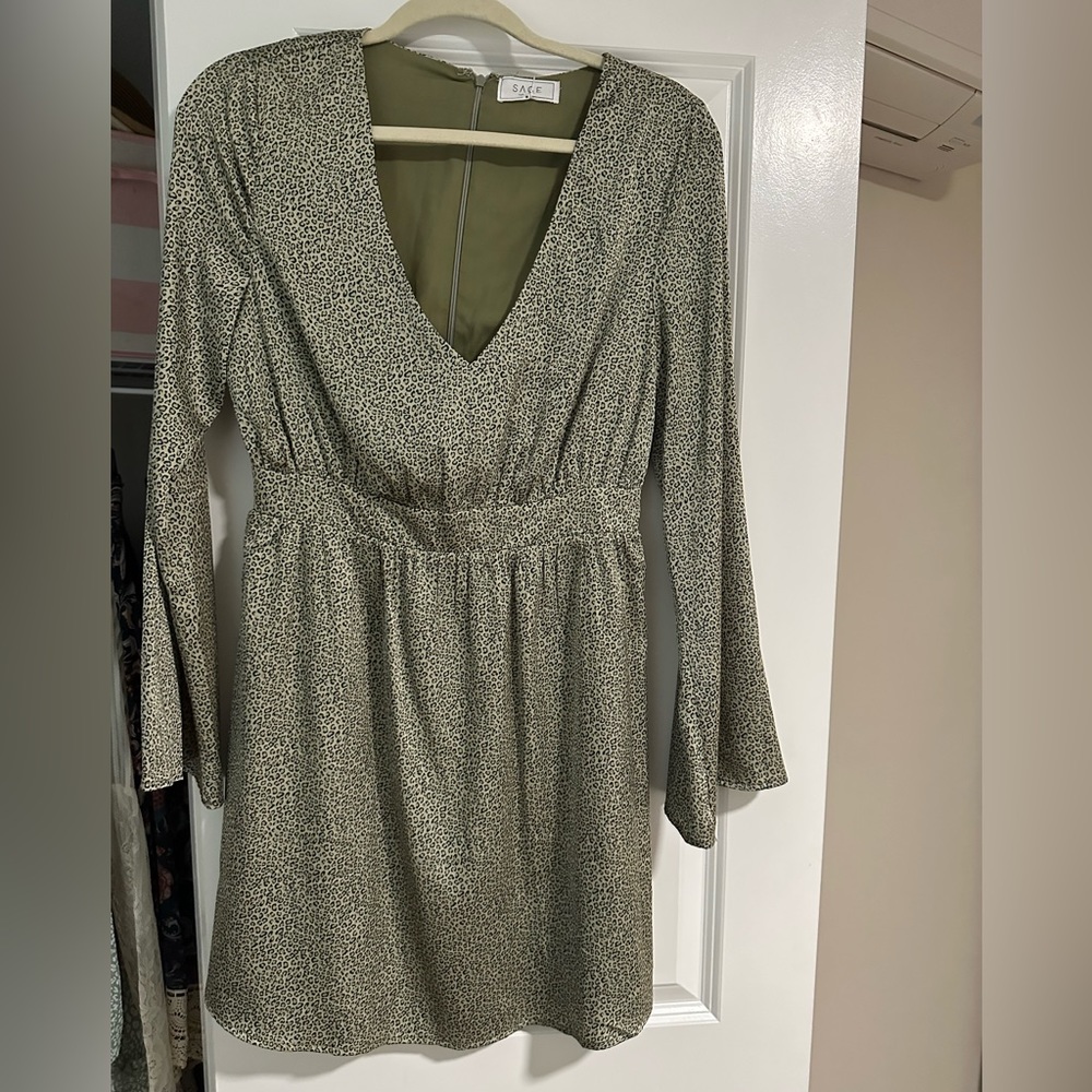 Satin flowy dress green leopard print - size M